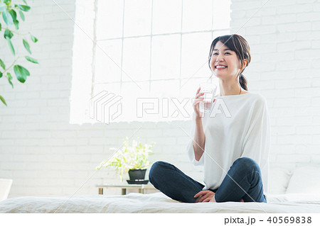 若い女性（ミネラルウォーター） 40569838
