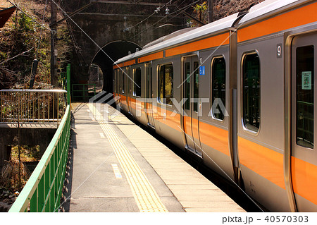 青梅線白丸駅に停車中の奥多摩行電車(1) 40570303