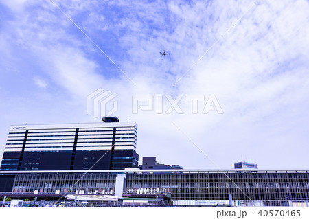 新大阪駅。上空に飛行機。 新大阪駅。上空に飛行機。 40570465