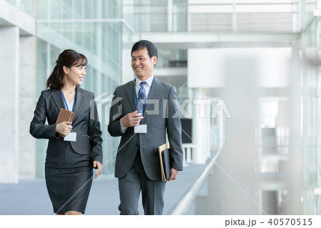 男性社員と女性社員 ビジネスマン ビジネスシーン オフィスシーン 男性社員と女性社員 ビジネスマン ビジネスシーン オフィスシーン 40570515