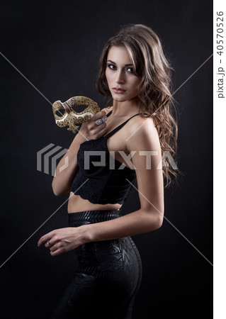 woman with masquerade mask 40570526