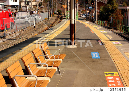 青梅線奥多摩駅のプラットホーム(2) 40571956