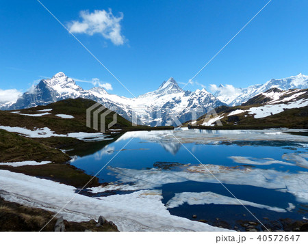 逆さシュレックホルンを映すバッハアルプゼー 40572647