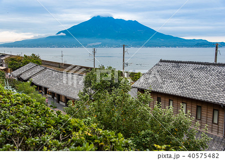 鹿児島　秋の仙巌園から見る桜島　日豊本線の線路 40575482
