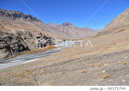インドの山岳地帯　スピティ谷の絶景　タボ村からカザまでの景色　美しい山と川 40575744
