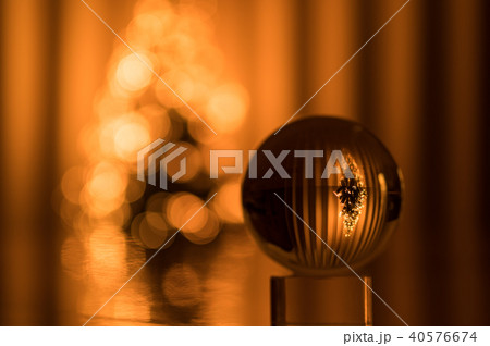 水晶玉に映るクリスマスツリー 水晶玉に映るクリスマスツリー 40576674