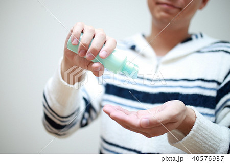 スカルプケア (男性 美容 ビューティー 裸 肌 ライフスタイル メンズビューティー 顔なし) スカルプケア (男性 美容 ビューティー 裸 肌 ライフスタイル メンズビューティー 顔なし) 40576937