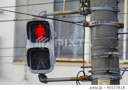 電柱に据えられた歩行者用信号機 赤信号の写真素材
