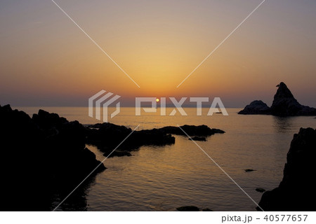 新潟県村上市の笹川流れの夕焼け 40577657