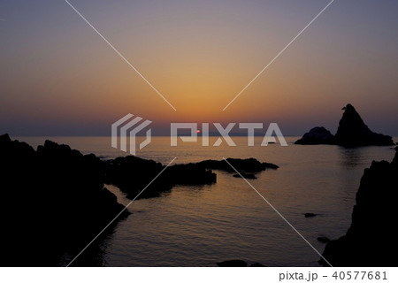 新潟県村上市の笹川流れの夕焼け 新潟県村上市の笹川流れの夕焼け 40577681