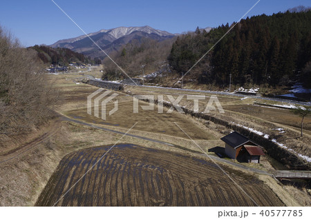 田園風景　田　福田頭　残雪　早春　青空　農道 40577785
