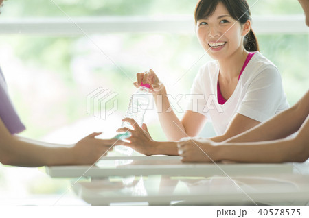 スポーツウェアを着た女性たち 40578575