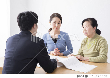 営業マンと高齢女性 40578876