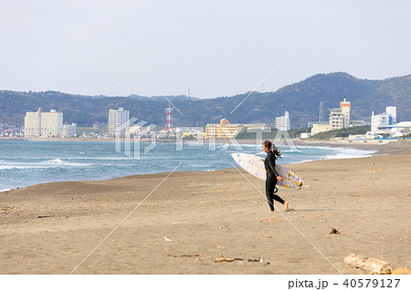 サーフィン　女性　海　海岸　鴨川市　東条海岸 40579127