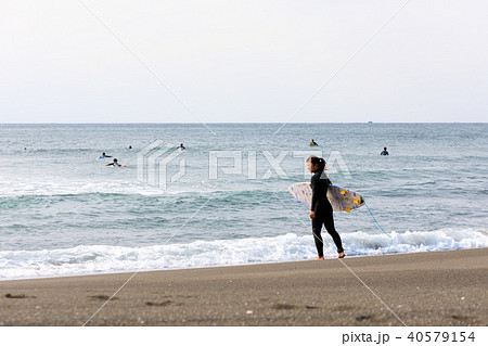 サーフィン 女性 海 海岸 鴨川市 東条海岸の写真素材