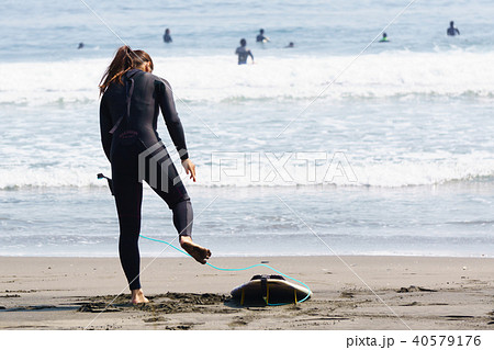サーフィン 女性 海 海岸 鴨川市 東条海岸の写真素材