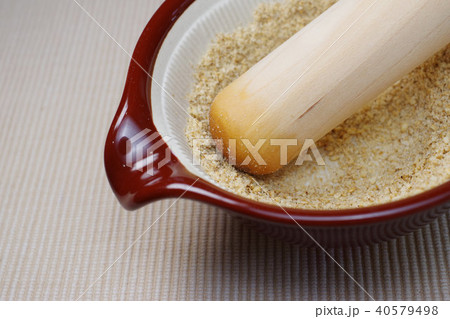 ゴマをすり潰しているところ 40579498