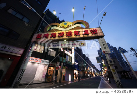 日本の東京都市風景 巣鴨地蔵通商店街(夜景) 日本の東京都市風景 巣鴨地蔵通商店街(夜景) 40580597