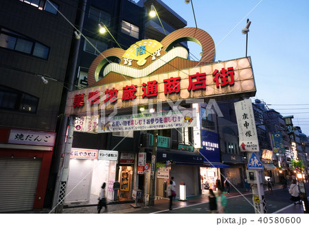 日本の東京都市風景　巣鴨地蔵通商店街（夜景） 40580600