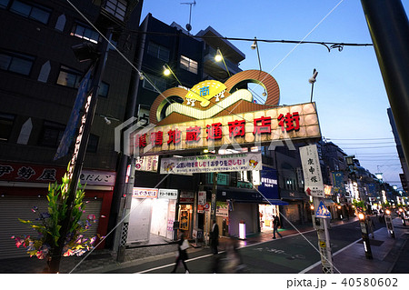絵画 557 油絵/風景/街景/東京/巣鴨/地蔵通り/P8号 絵画 557 油絵/風景/街景/東京/巣鴨/地蔵通り/P8号
