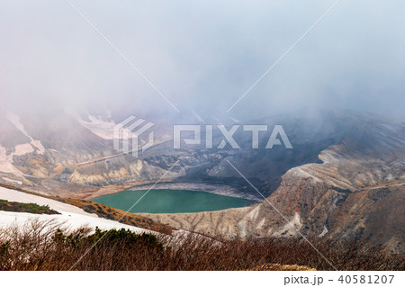 お釜 蔵王 5月 の写真素材