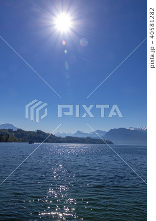 スイス、ルツェルン湖から見る青空とアルプス 40581282