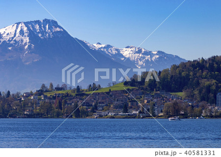 スイス、ルツェルン湖から見る青空とアルプス スイス、ルツェルン湖から見る青空とアルプス 40581331