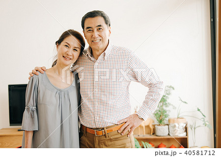 笑顔で寄り添う日本人夫婦 ミドルシニア 笑顔で寄り添う日本人夫婦 ミドルシニア 40581712
