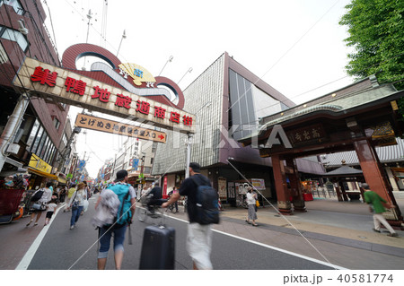 日本の東京都市風景　巣鴨地蔵通商店街　(とげぬき地蔵尊本堂入口) 40581774