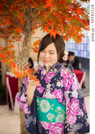 Young woman wearing japanese traditional kimono  40582528