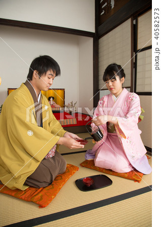 お屠蘇を注ぐ二人 お屠蘇を注ぐ二人 40582573