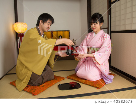 白酒を注ぐ二人 40582673