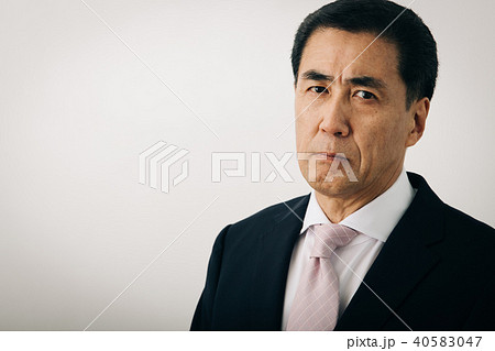 真顔のビジネスマン 日本人ミドル男性 真顔のビジネスマン 日本人ミドル男性 40583047