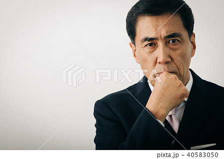 悩むビジネスマン 日本人ミドル男性 40583050