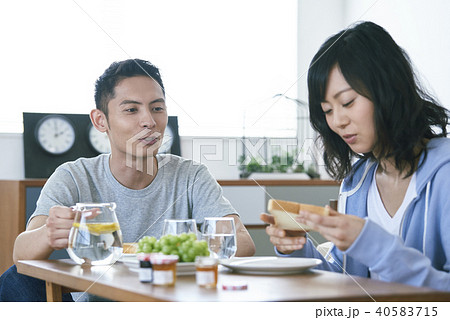 カップル 食事の写真素材