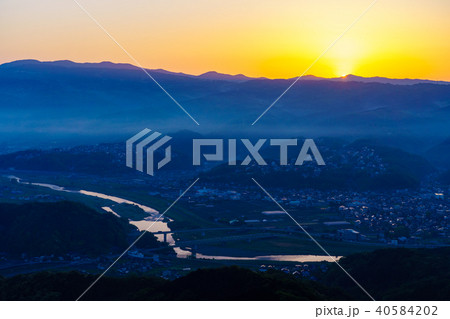 （静岡県）田方平野と狩野川　箱根連山からの日の出 40584202
