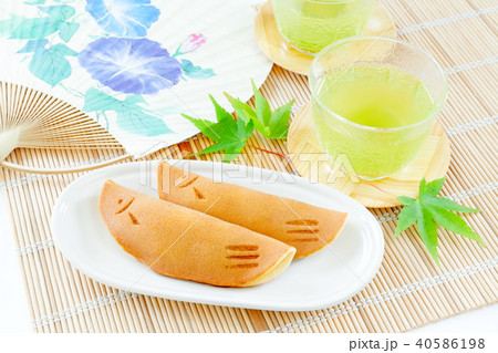 夏の和菓子、鮎菓子と冷茶 40586198