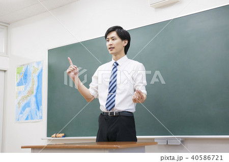 先生　教師　教室　学校　授業　黒板　塾　学習塾　教育 40586721