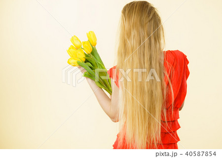 Young woman holding tulip bouquet 40587854