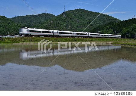鉄道　列車　山陰本線　京都口　287系　特急　園部~船岡　南丹市　水鏡　田んぼ　田園水　新緑　JR西 40589189