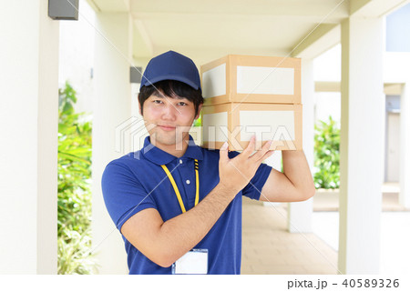 荷物を運ぶ笑顔の男性 40589326