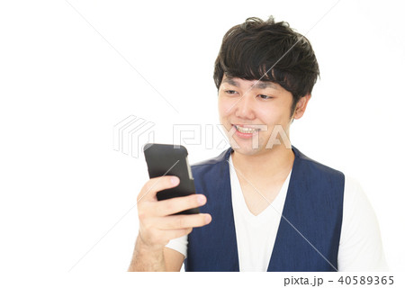 スマートフォンを持つ男性 40589365