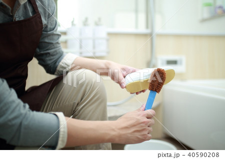 主夫 (靴磨き 家事 仕事 風呂場 家 30代 男性 パパ タワシ 家電 住宅 エプロン 清潔) 40590208