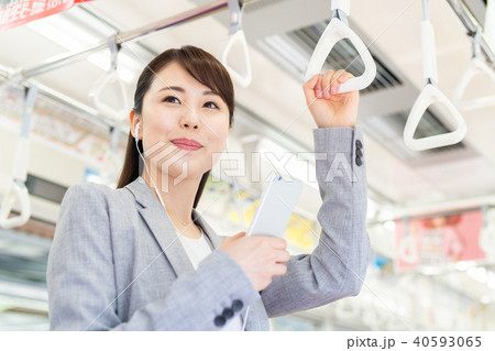 ビジネスウーマン（通勤ースマホ）　撮影協力「京王電鉄株式会社」 40593065