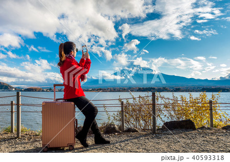 Woman take a photo at Fuji mountains.  40593318
