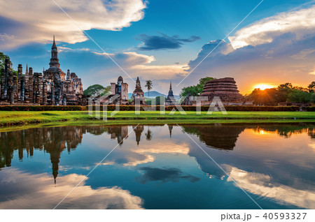 Buddha statue and Wat Mahathat Temple  40593327