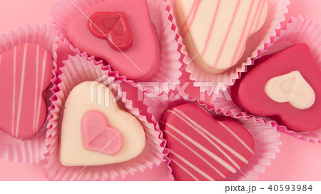 Pink heart shaped petit fours seen from above 40593984