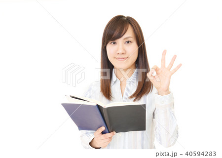 スケジュールを確認する女性 スケジュールを確認する女性 40594283