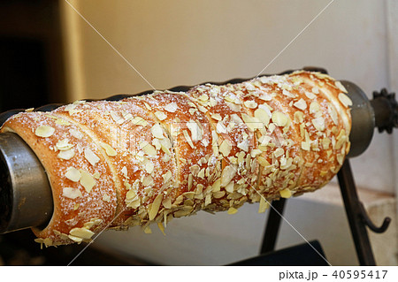 Close up ready to eat sweet chimney cake 40595417