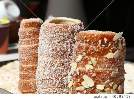 Close up ready to eat sweet chimney cake 40595418